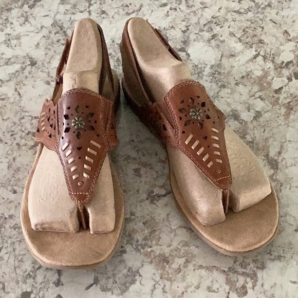 Earth Origins Shoes - Earth Origins Leather Thong Sandals 11M back strap. Ex. condition.